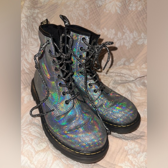 Dr. Martens 1460 Iridescent Reptile Leather Lace Up
Boots Silver Big Girls SZ 6 - Picture 1 of 8
